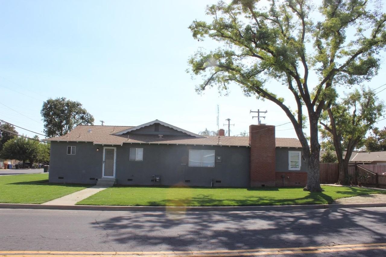 1996 N 11th Ave - Photo 2 of 7