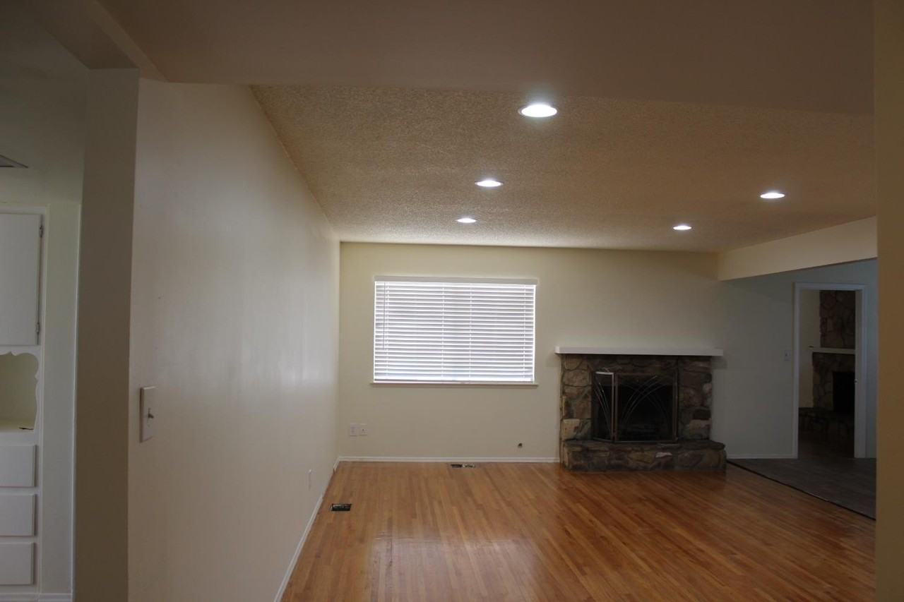 1996 N 11th Ave - Photo 3 of 7