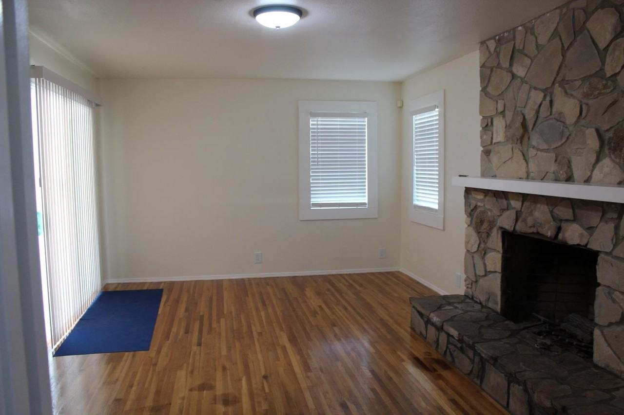 1996 N 11th Ave - Photo 4 of 7