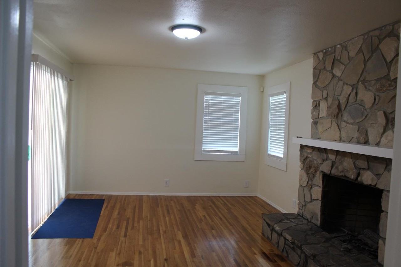 1996 N 11th Ave - Photo 5 of 7