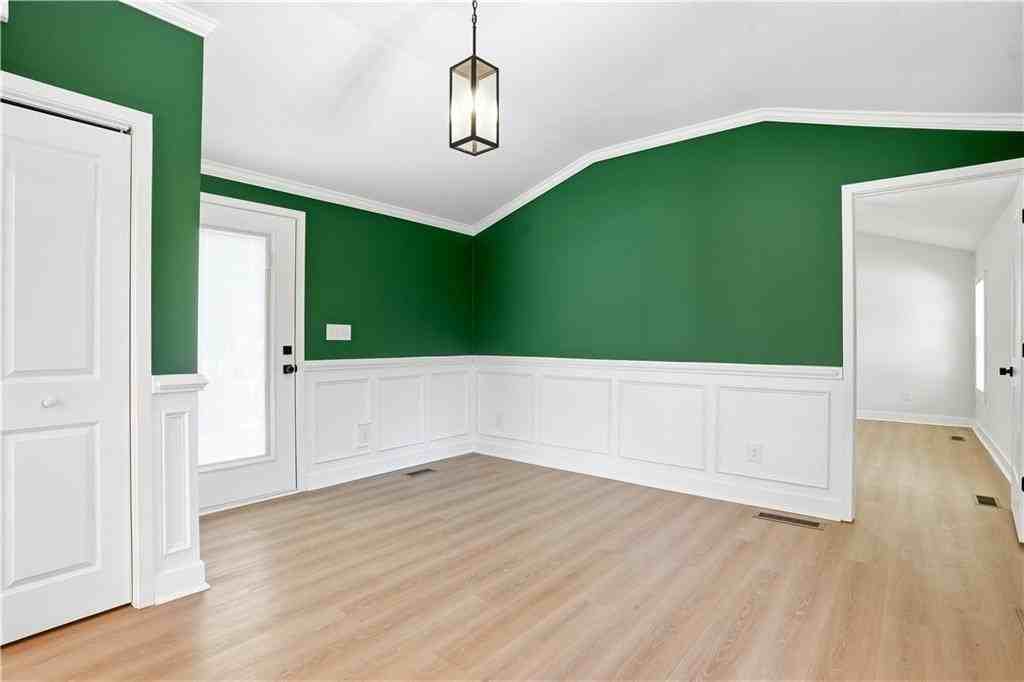 127 Perry St - Photo 7 of 31