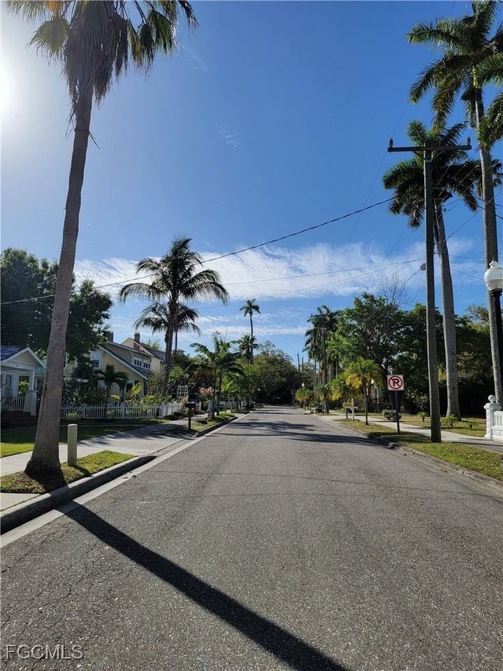 1603 Woodford Ave - Photo 5 of 34