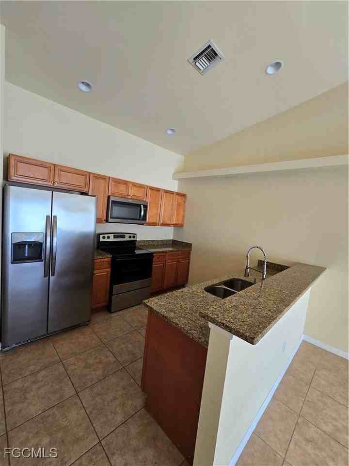 138 Se 12th St - Photo 5 of 26