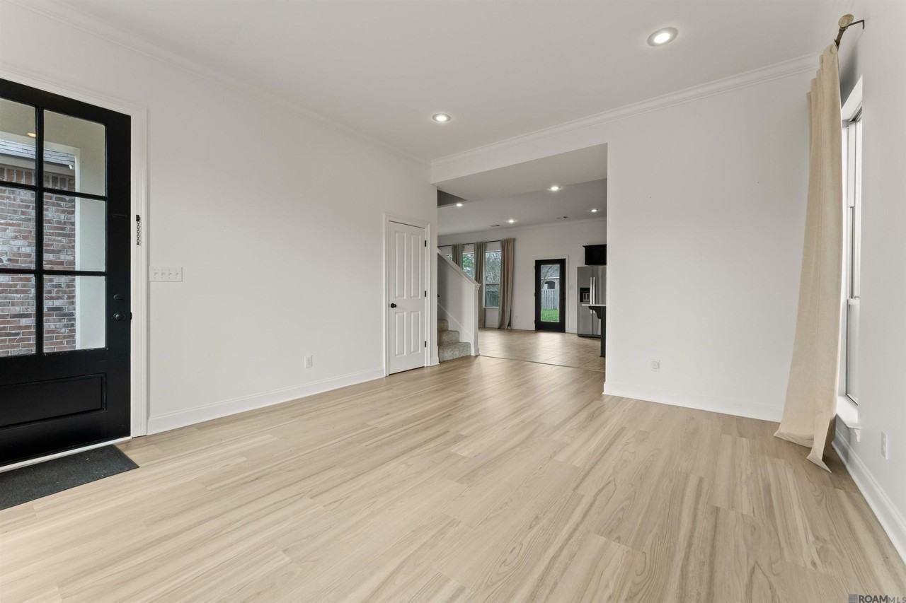 18642 Lake Harbor Ln - Photo 4 of 31