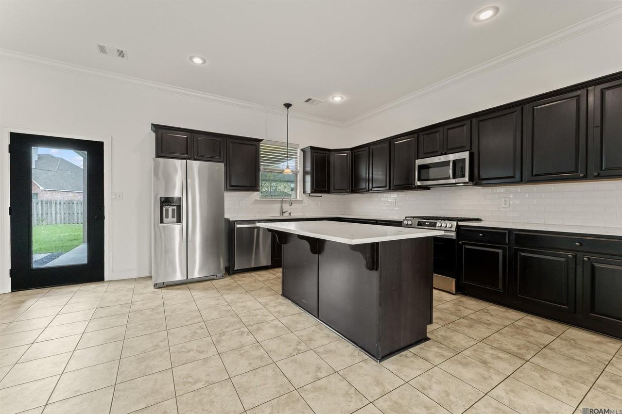 18642 Lake Harbor Ln - Photo 6 of 31