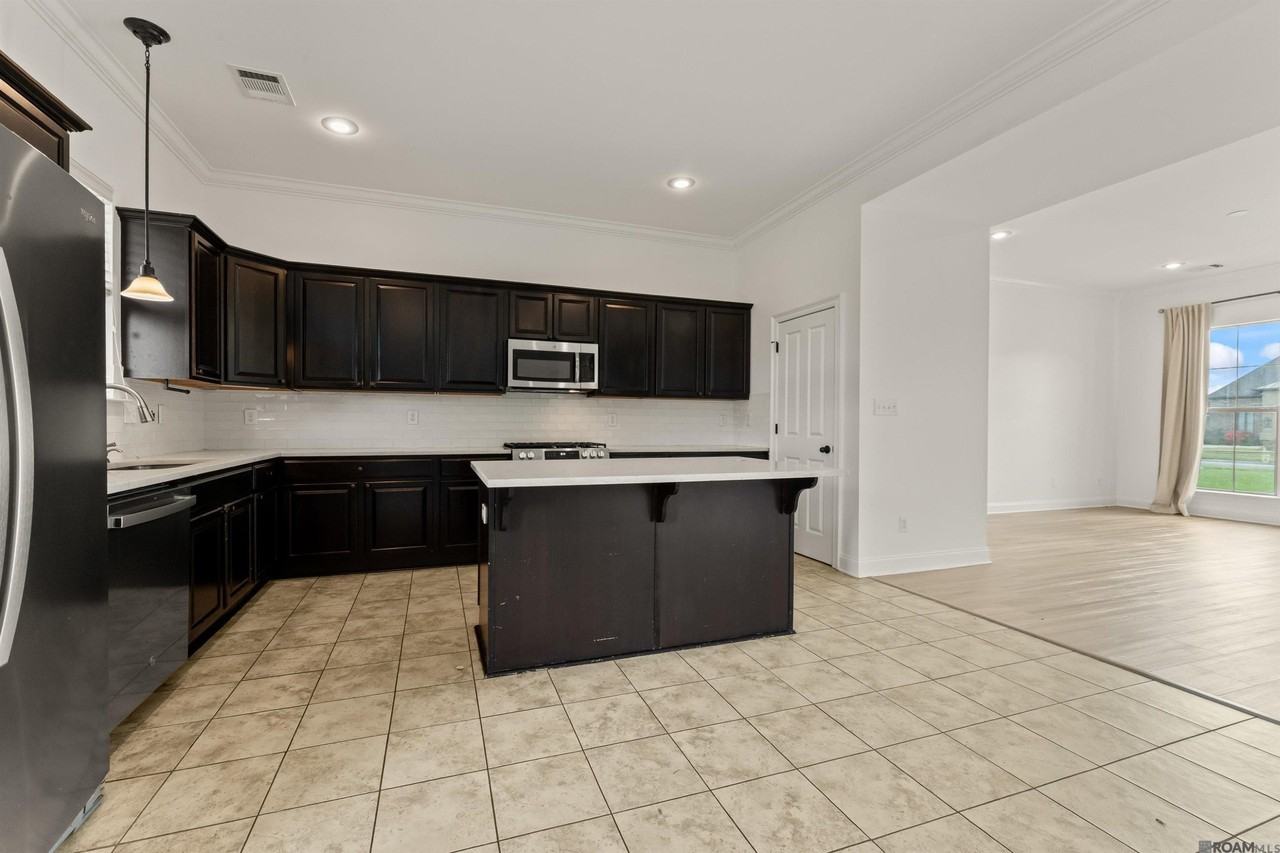 18642 Lake Harbor Ln - Photo 7 of 31