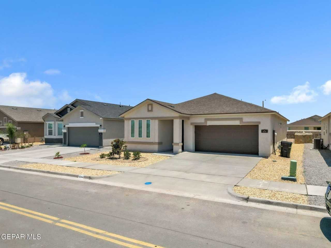 1644 Folkstone St - Photo 2 of 48