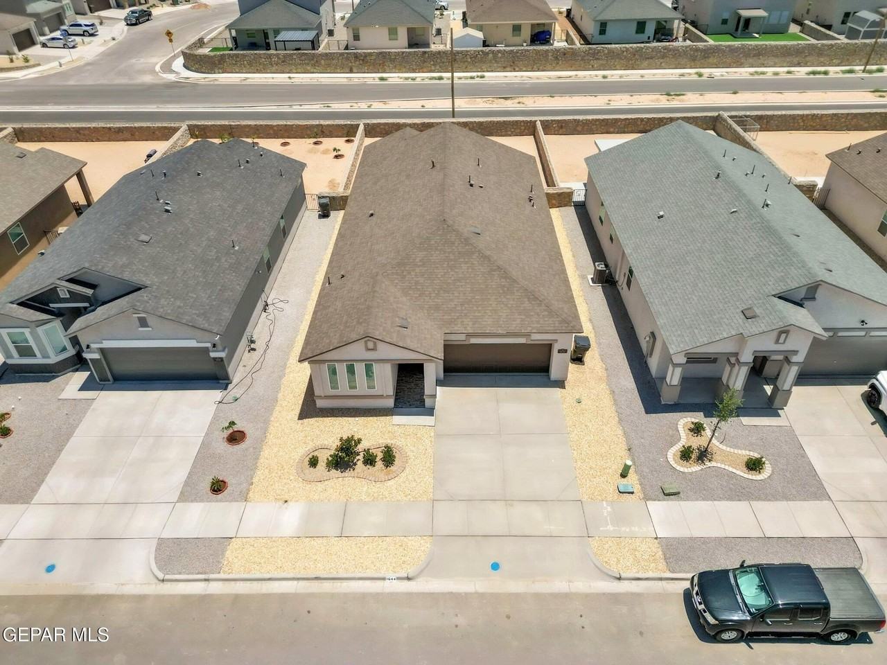 1644 Folkstone St - Photo 5 of 48