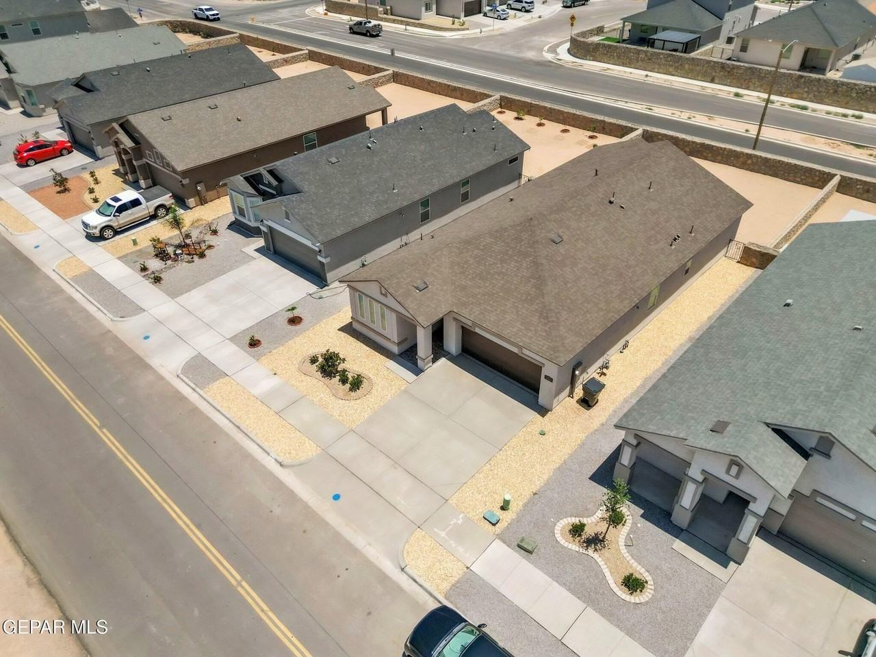 1644 Folkstone St - Photo 6 of 48