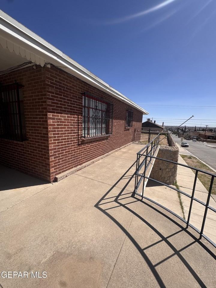 1100 E River Ave Unit A - Photo 3 of 14