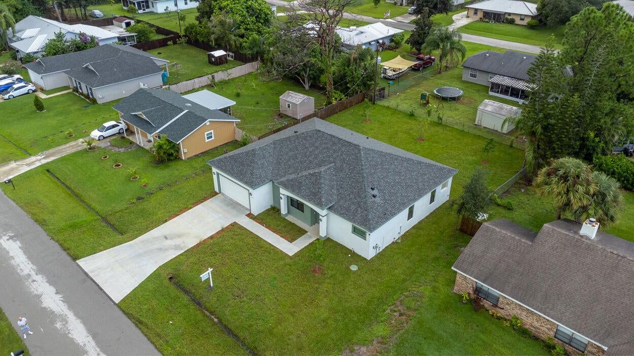 1143 Sw Estaugh Ave - Photo 2 of 8