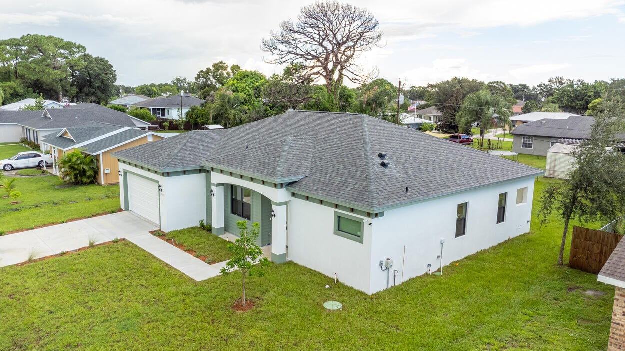 1143 Sw Estaugh Ave - Photo 3 of 8