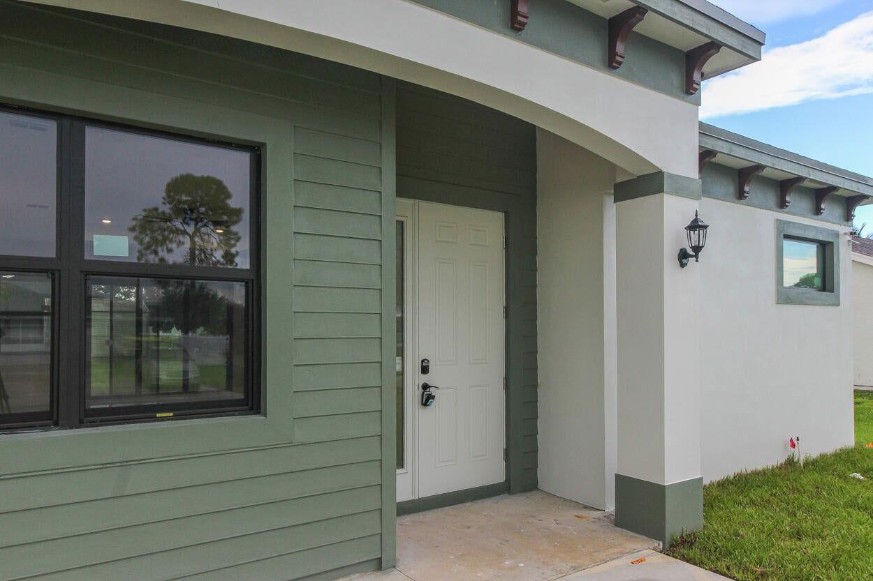 1143 Sw Estaugh Ave - Photo 6 of 8
