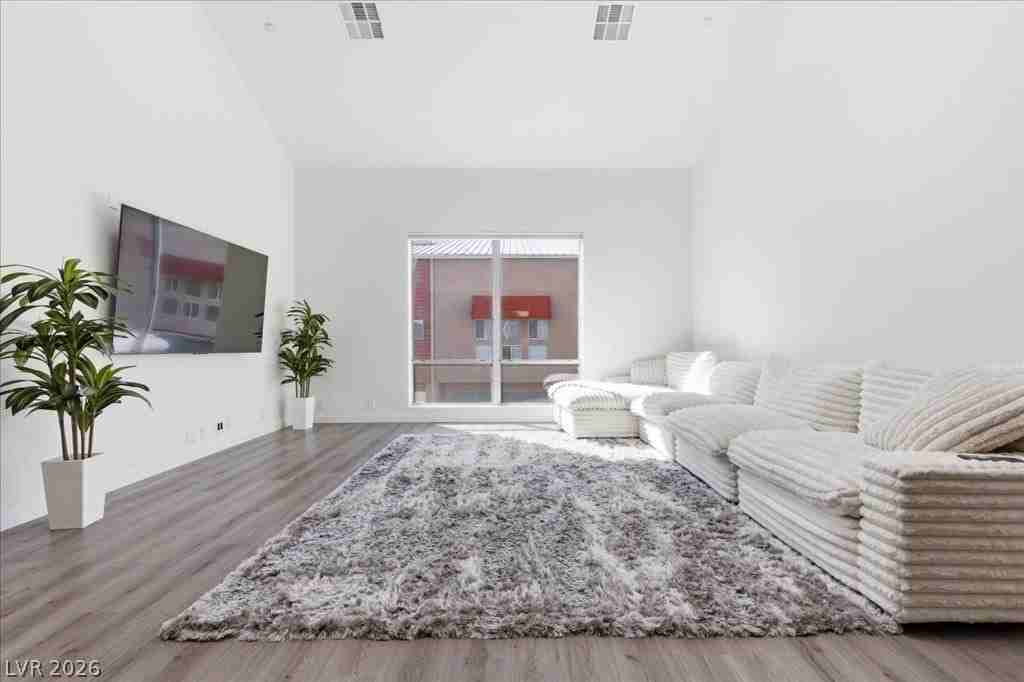 250 Tower St - Photo 2 of 25