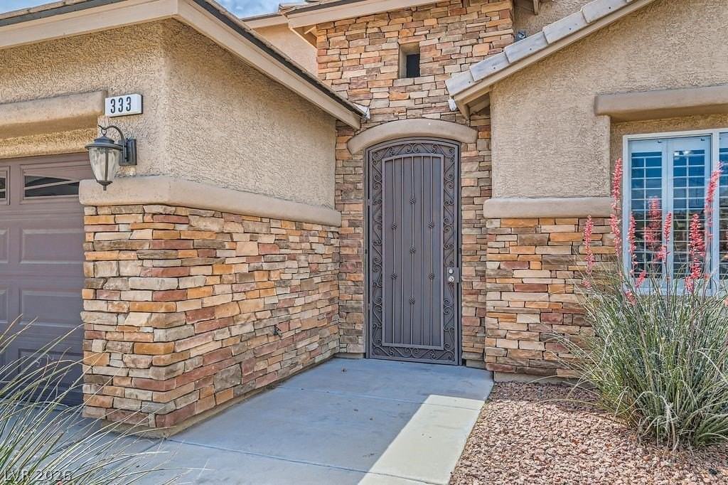 333 Shimmering Moon St - Photo 2 of 28