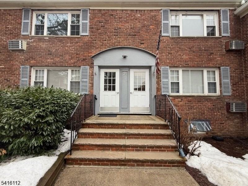 2 Wedgewood Dr Apt 4 - Photo 3 of 15