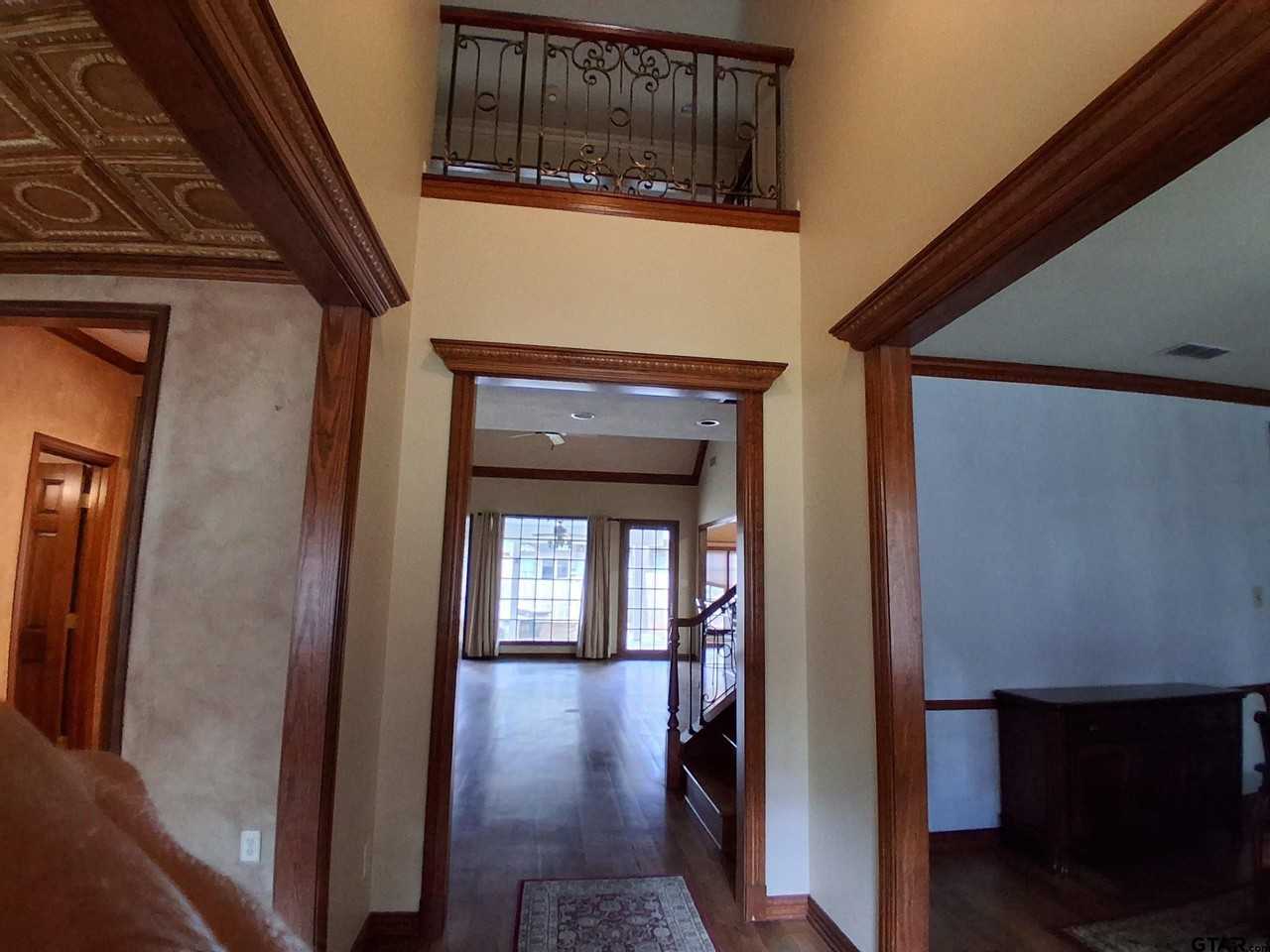 3706 Woods Blvd - Photo 3 of 28