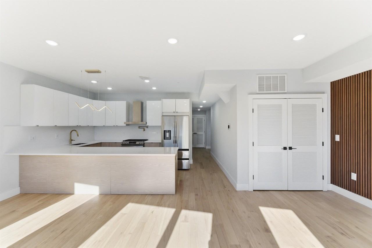 443 Bergen Ave BERGEN AVE #3 - Photo 2 of 20