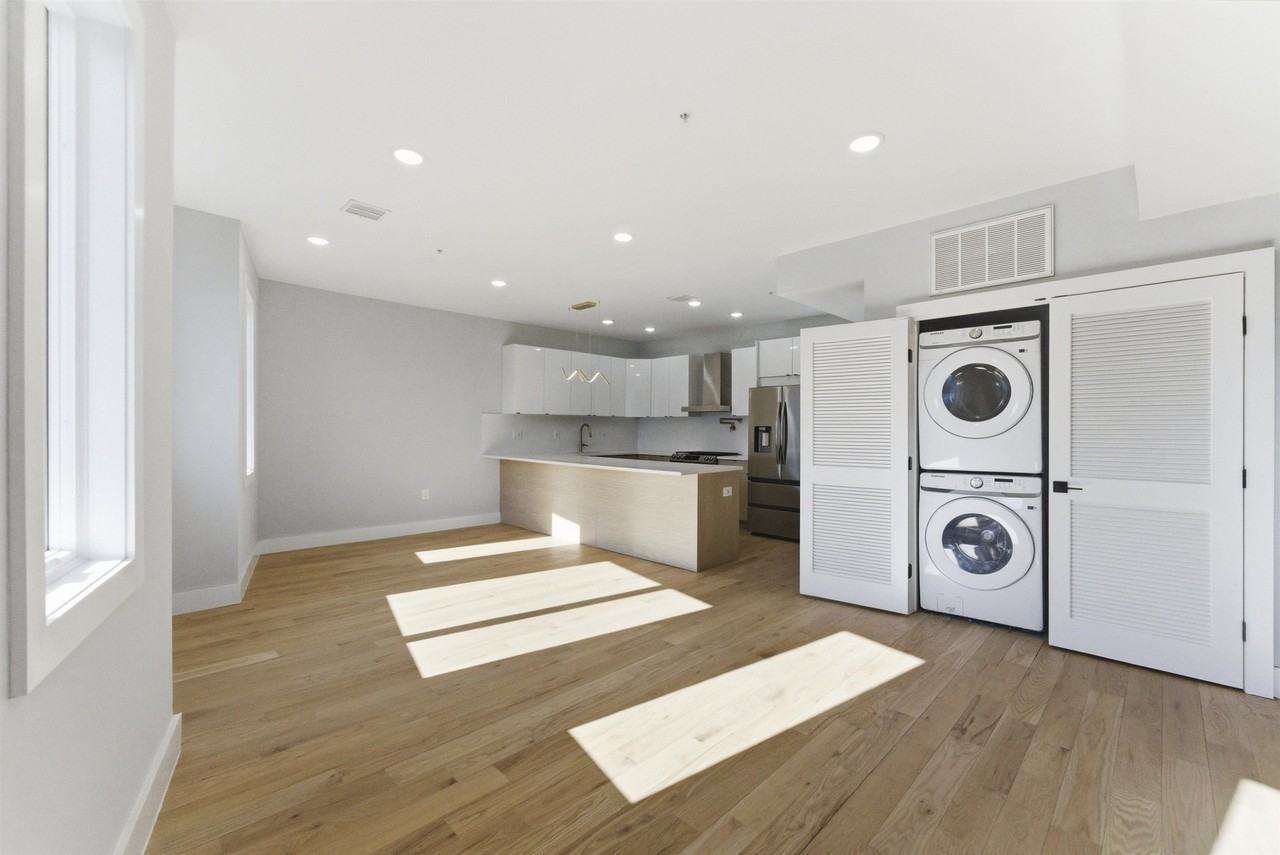 443 Bergen Ave BERGEN AVE #3 - Photo 4 of 20