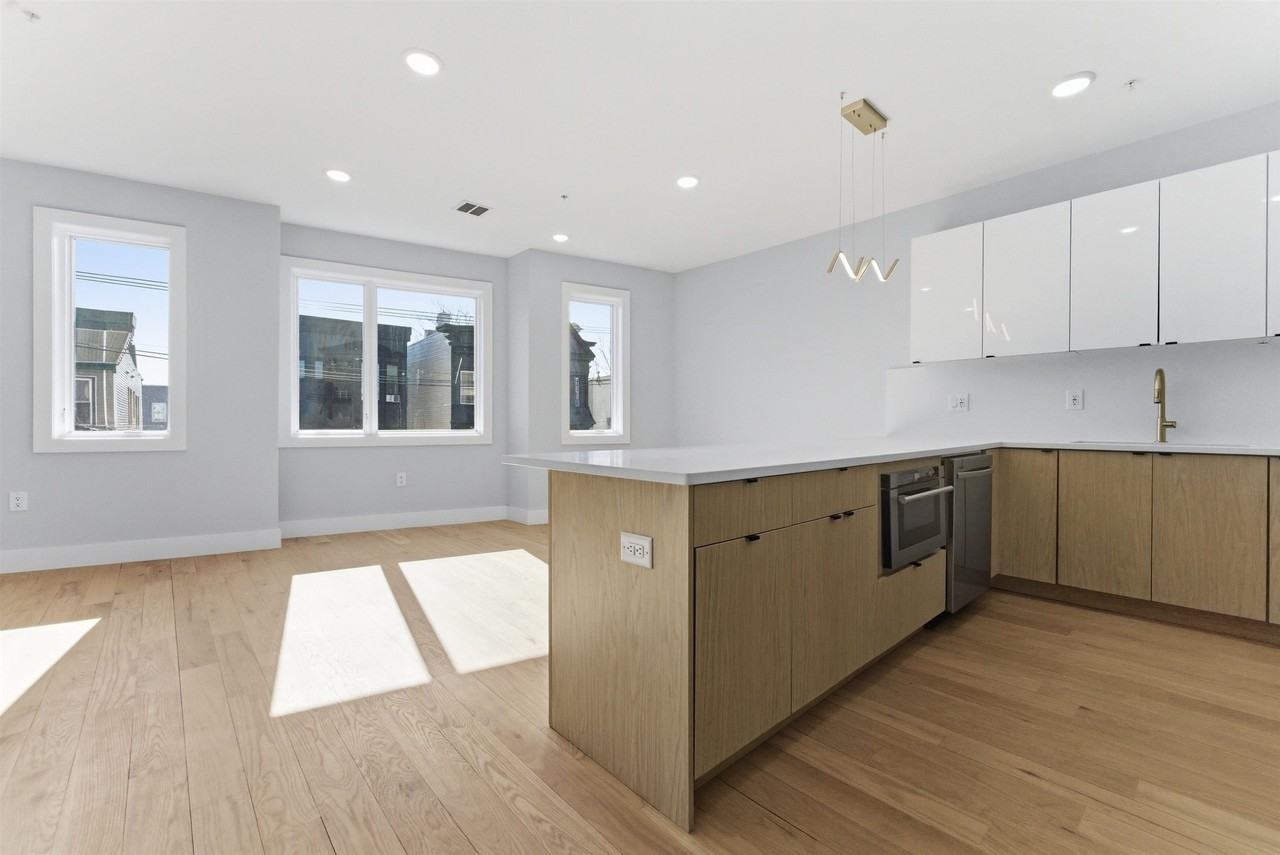 443 Bergen Ave BERGEN AVE #3 - Photo 6 of 20