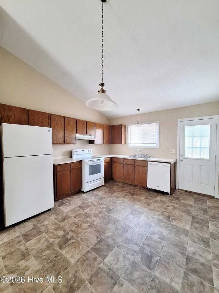 2005 Tiffany Dr - Photo 3 of 7