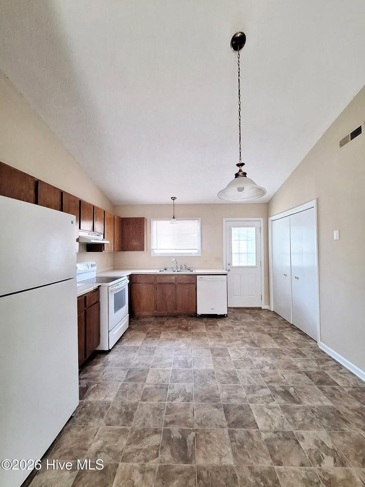 2005 Tiffany Dr - Photo 4 of 7