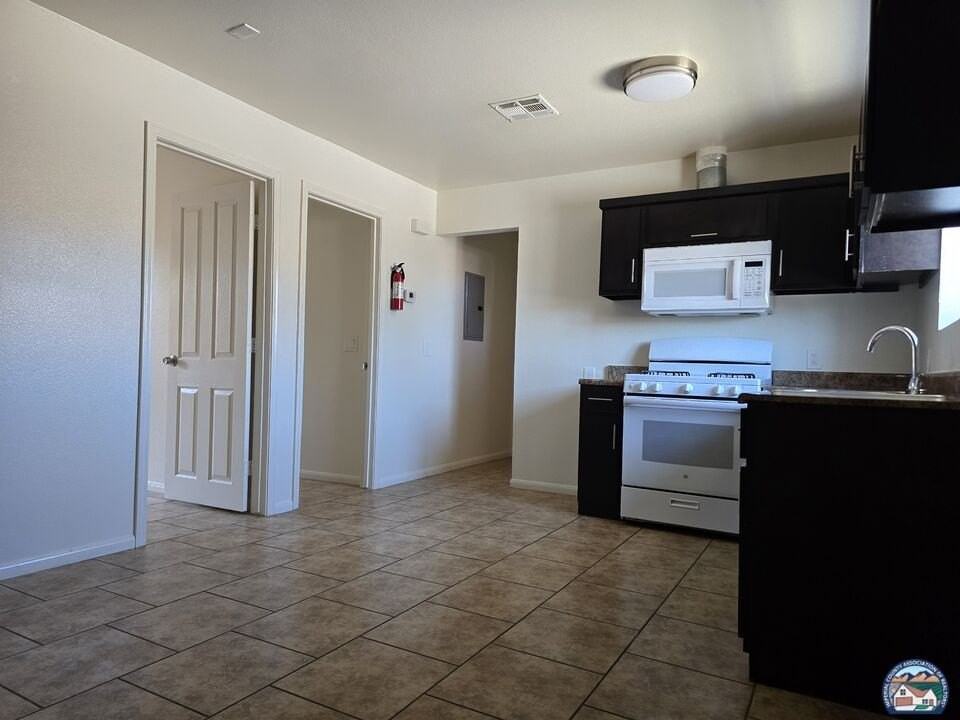 942 E St Unit 3 - Photo 2 of 14