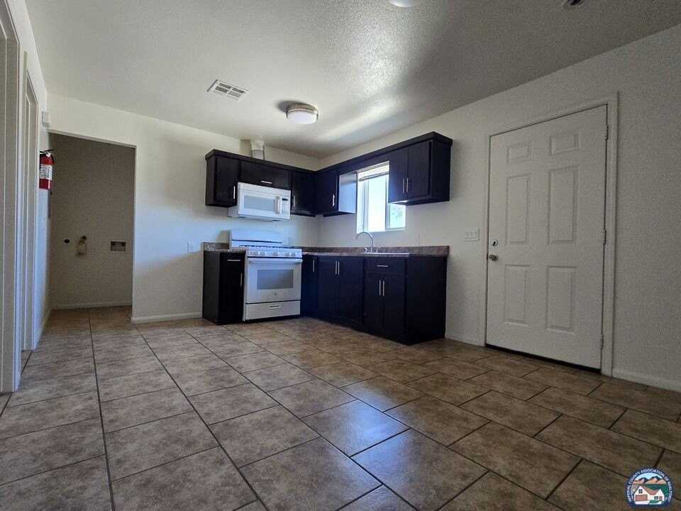 942 E St Unit 3 - Photo 3 of 14