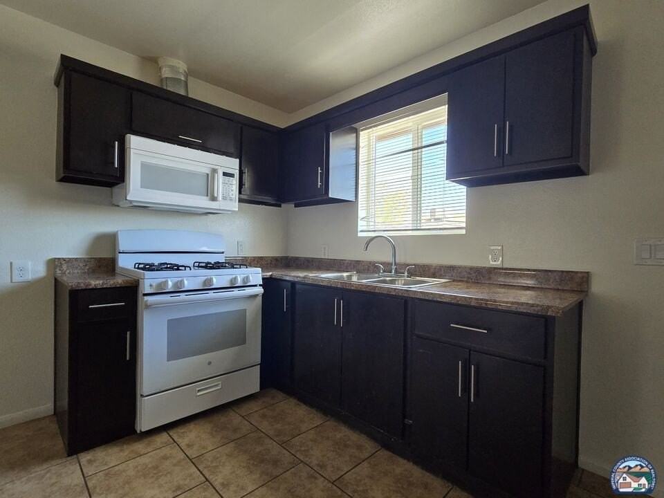 942 E St Unit 3 - Photo 4 of 14