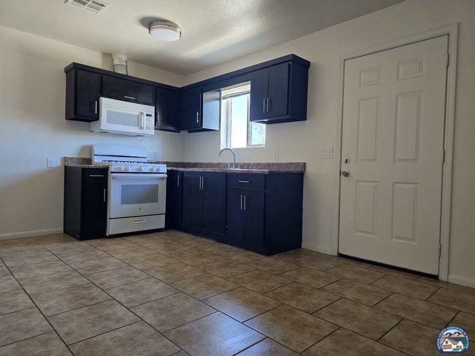 942 E St Unit 3 - Photo 5 of 14