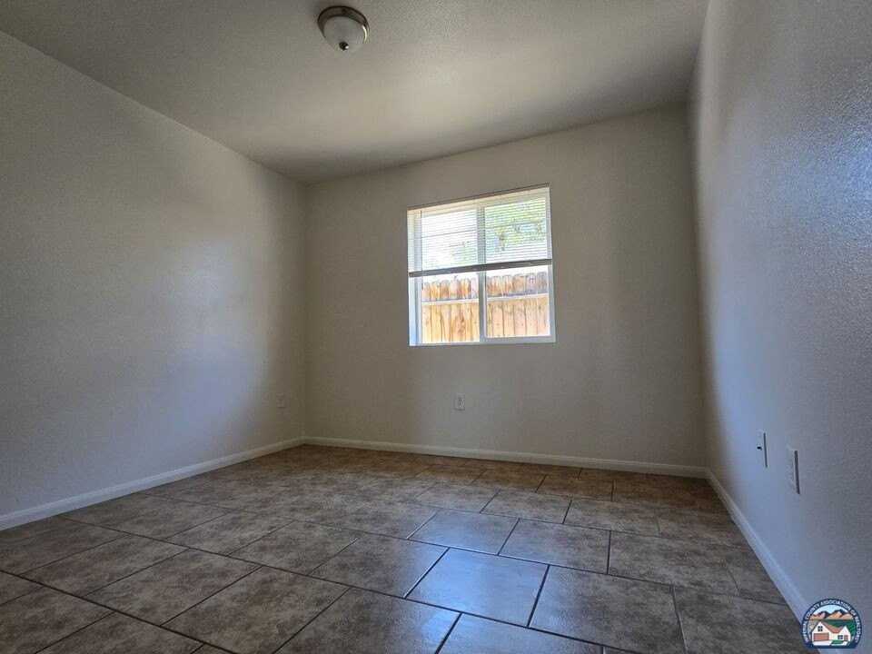 942 E St Unit 3 - Photo 6 of 14