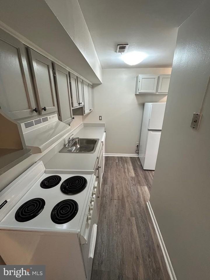 521 S Wolfe St - Photo 5 of 10