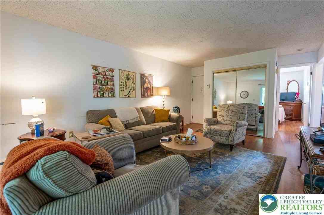 90 Gum St Apt 1n - Photo 5 of 22