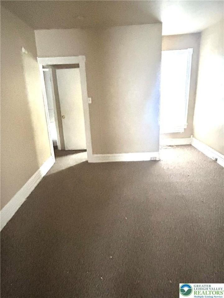 823 1/2 W Washington St - Photo 4 of 11