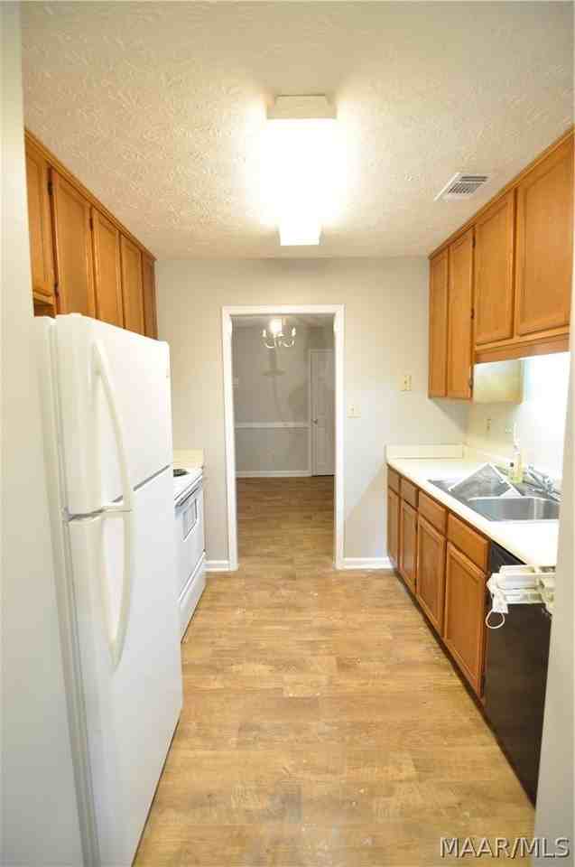 169 E 6th St Apt D - Photo 6 of 18