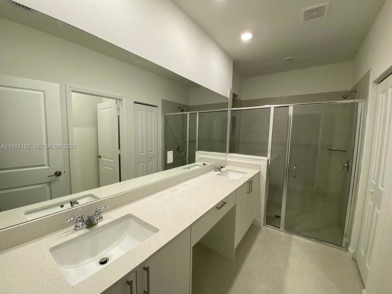 2310 Se 28th Dr - Photo 4 of 8