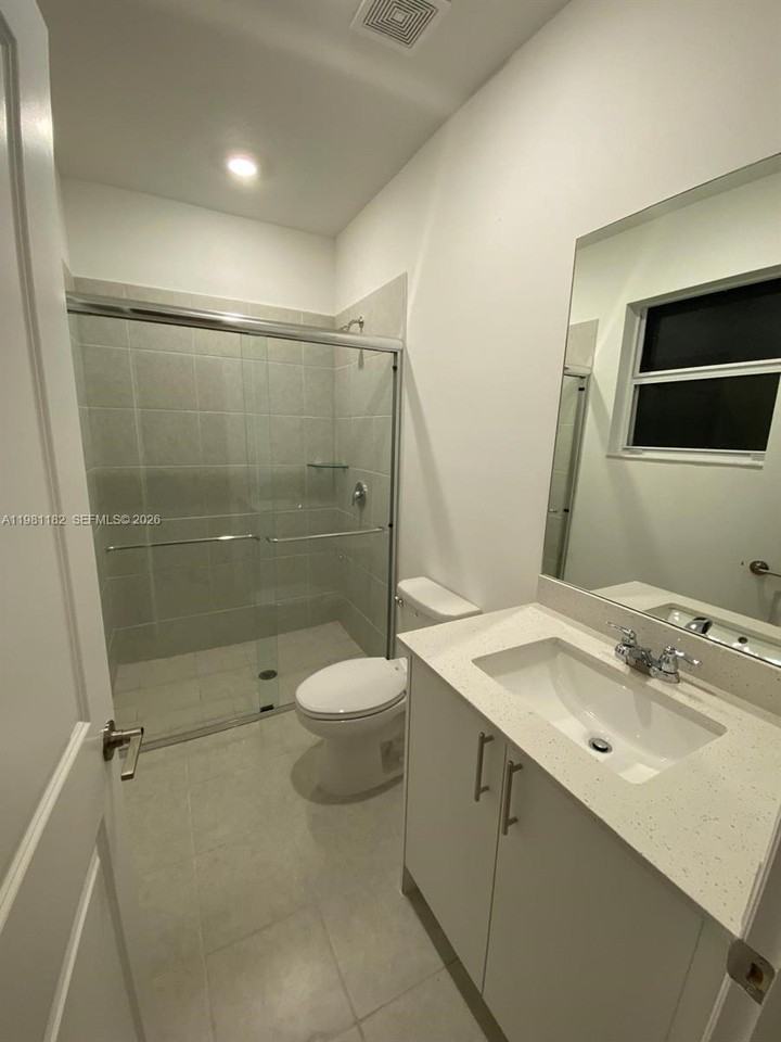 2310 Se 28th Dr - Photo 7 of 8