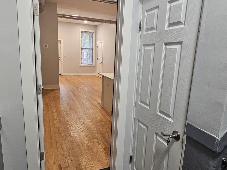 1415 W Erie St - Photo 2 of 10