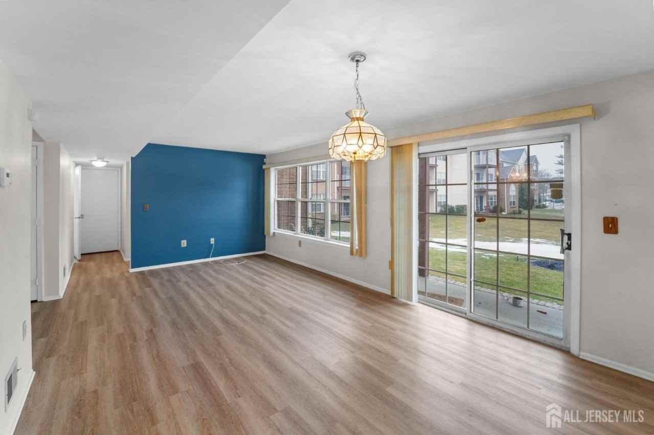 320 Plymouth Rd - Photo 2 of 18