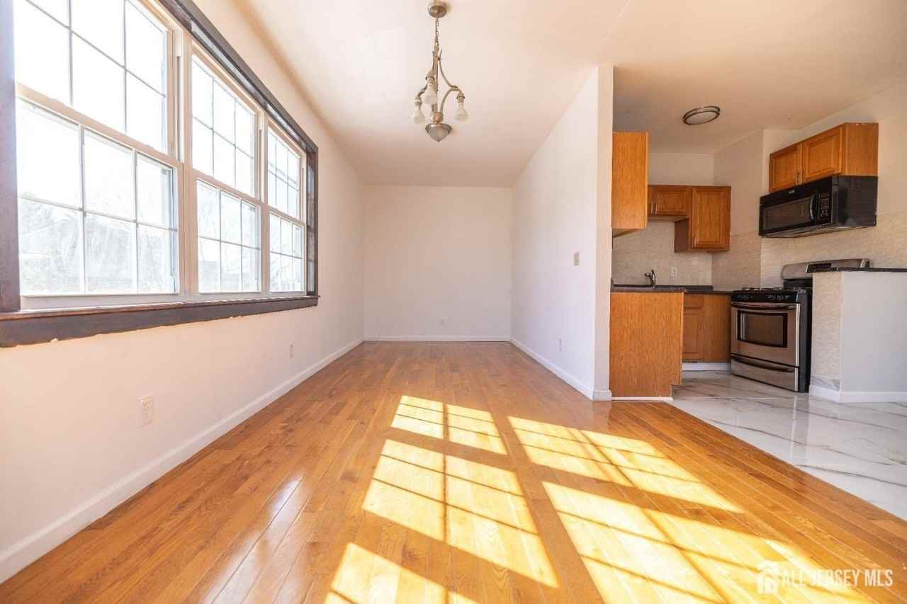 60 Sampson St - Photo 2 of 9