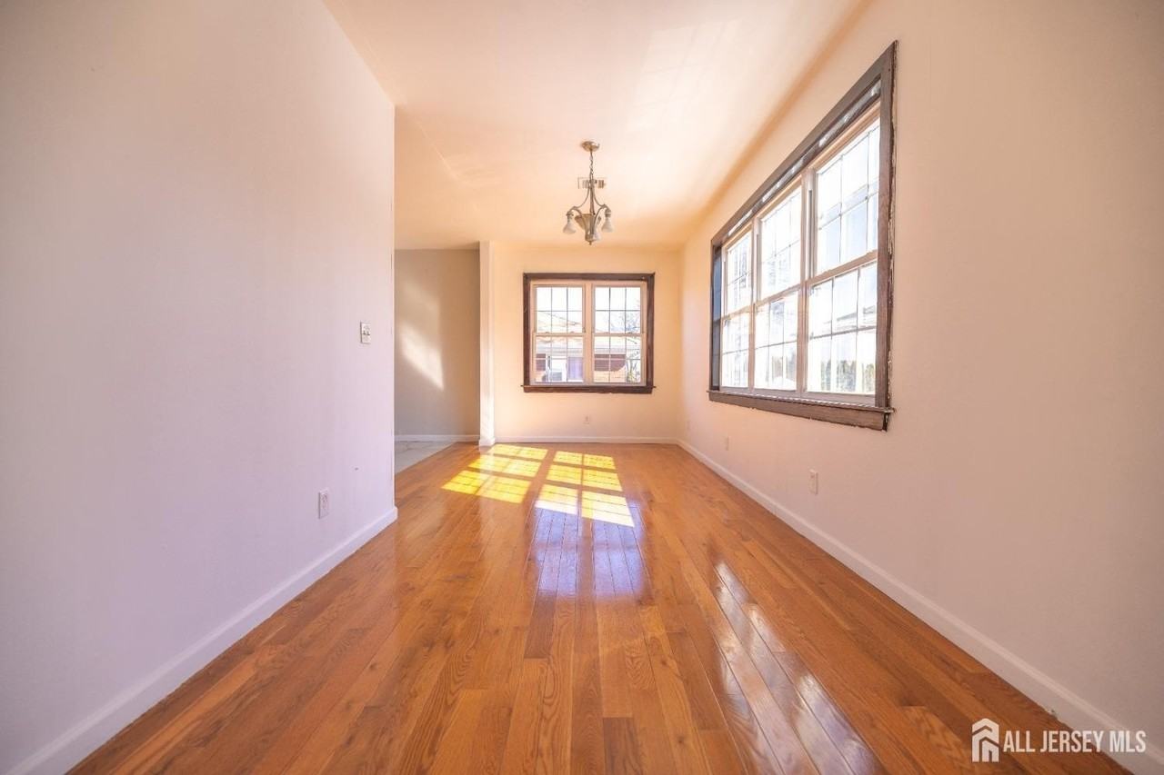 60 Sampson St - Photo 3 of 9