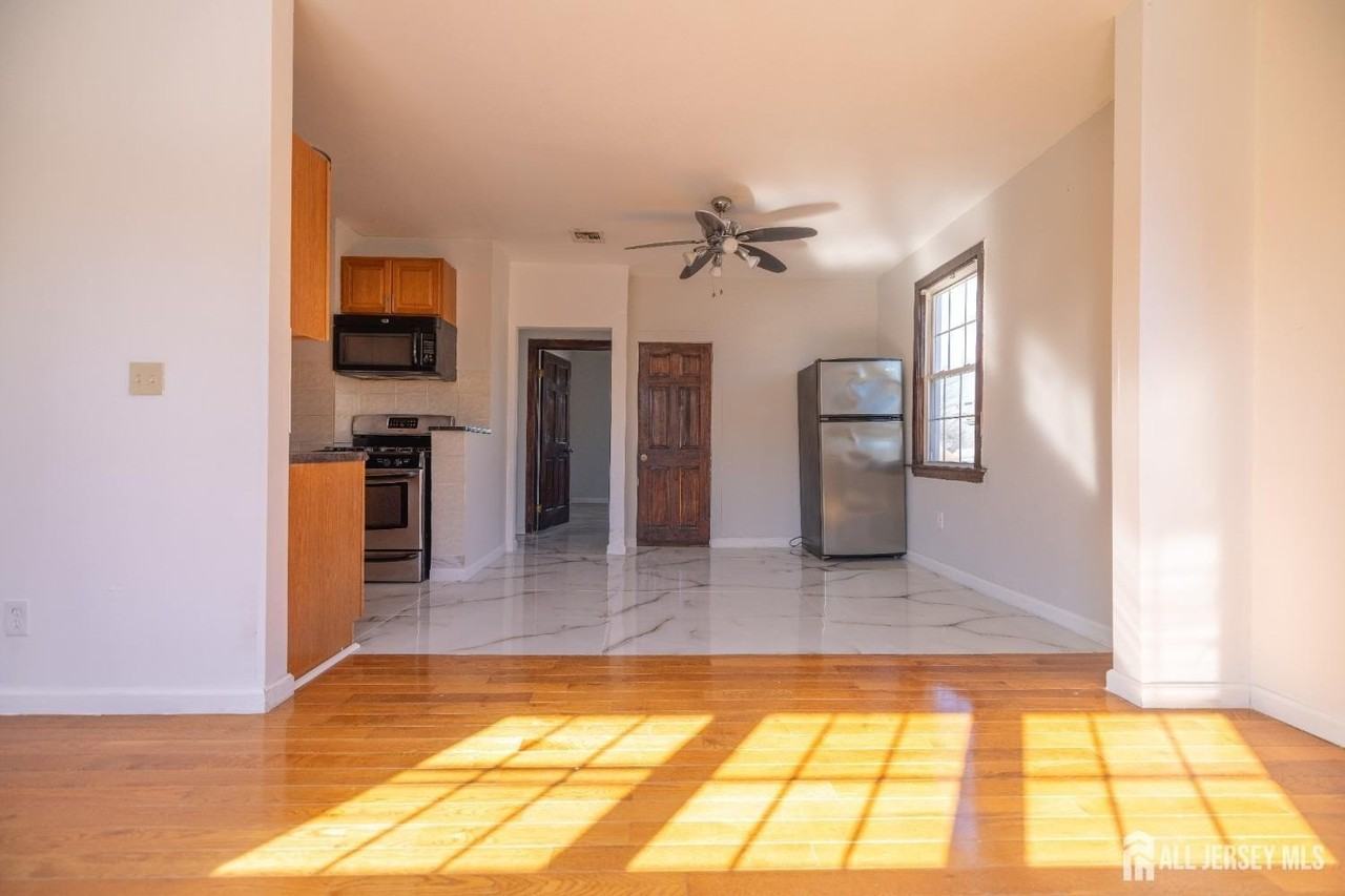 60 Sampson St - Photo 4 of 9