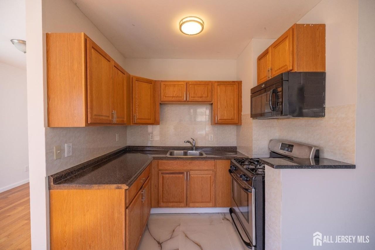 60 Sampson St - Photo 5 of 9