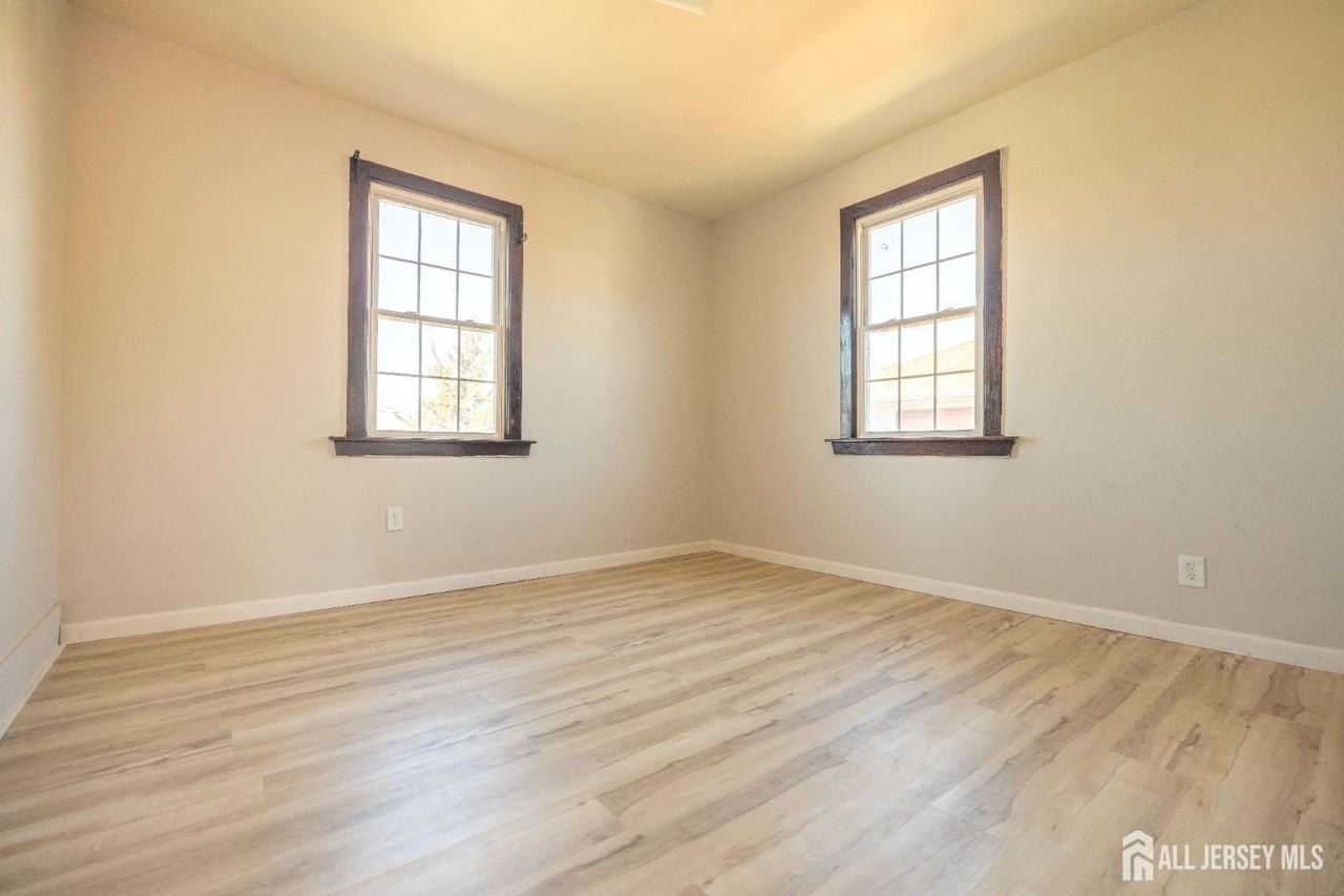 60 Sampson St - Photo 7 of 9