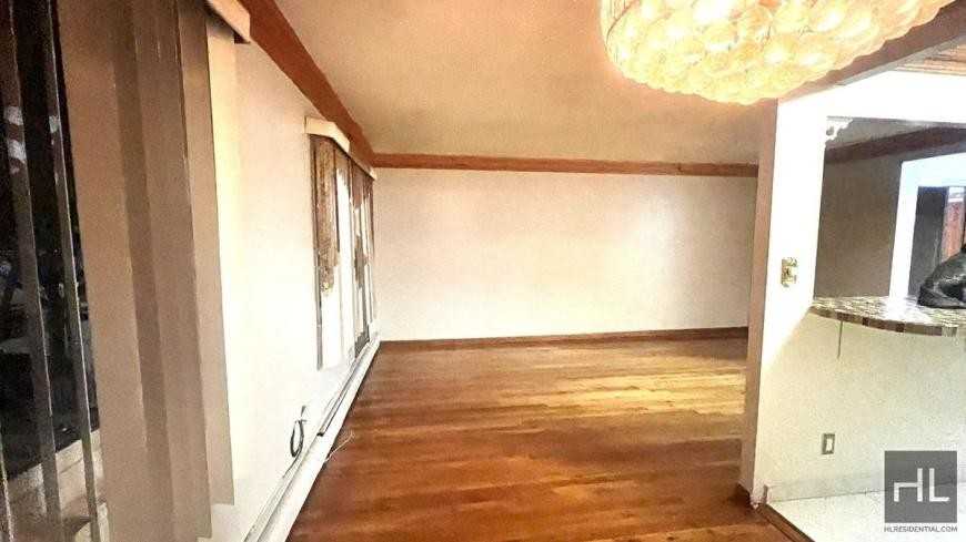 466 Berriman St - Photo 5 of 10