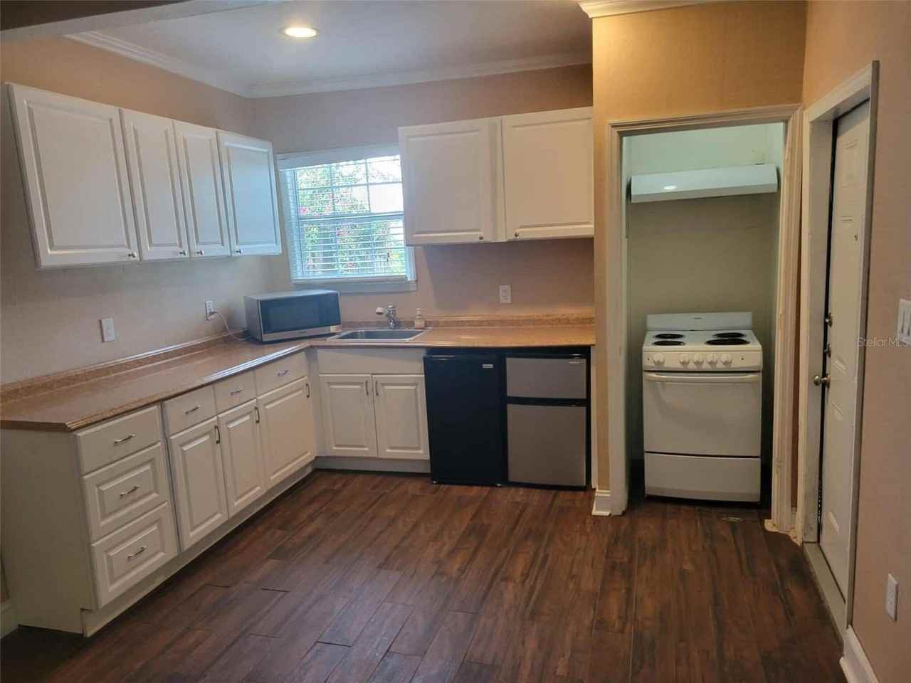 1759 Fruitville Rd - Photo 5 of 7