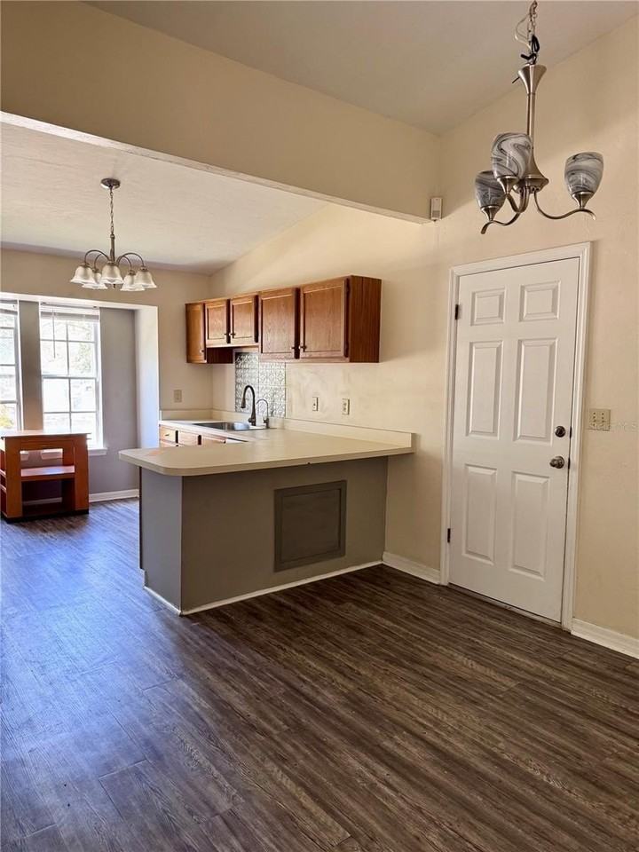 329 Nw 48th Blvd - Photo 3 of 7