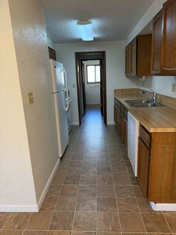 1036 Ne Barager Ave #1 - Photo 4 of 12