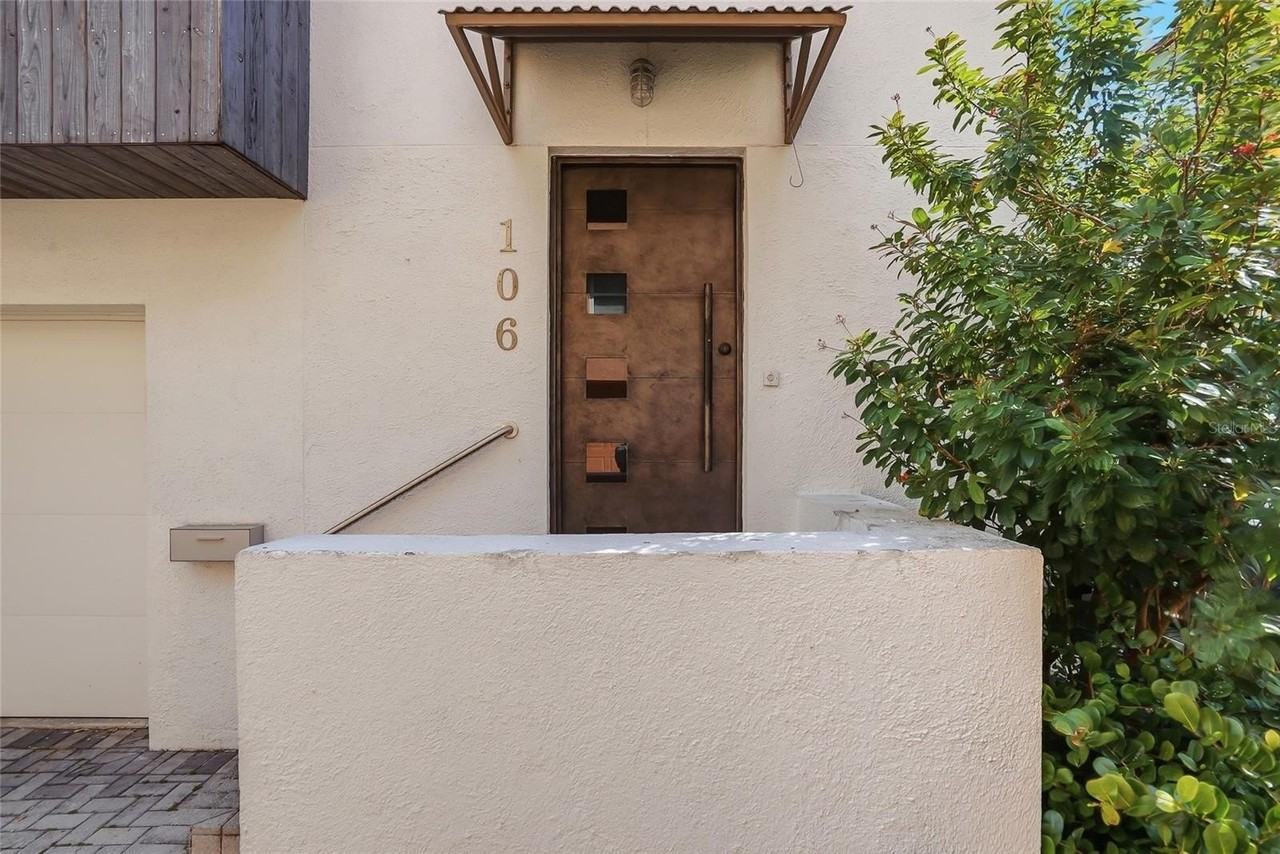 106 Fareham Pl N - Photo 2 of 38