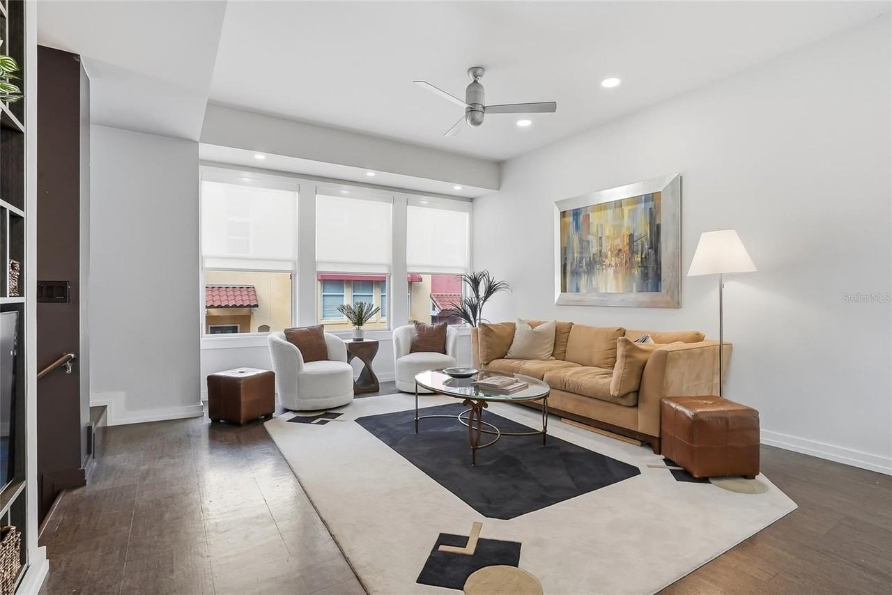 106 Fareham Pl N - Photo 4 of 38